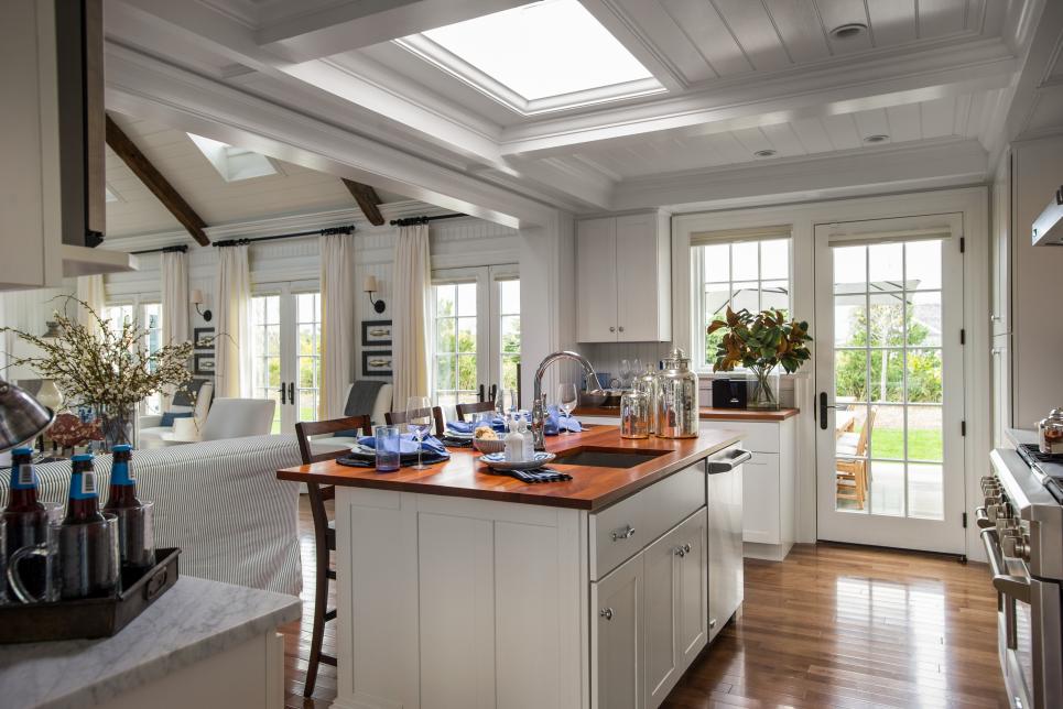 Coastal Inspired White kitchen ideas www.pattersondecoratinggroup.com/blog 