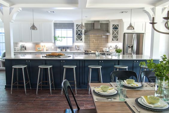 Fixer Upper Kitchen with Navy Cabinets Blue Rooms www.pattersondecoratinggroup.com/blog